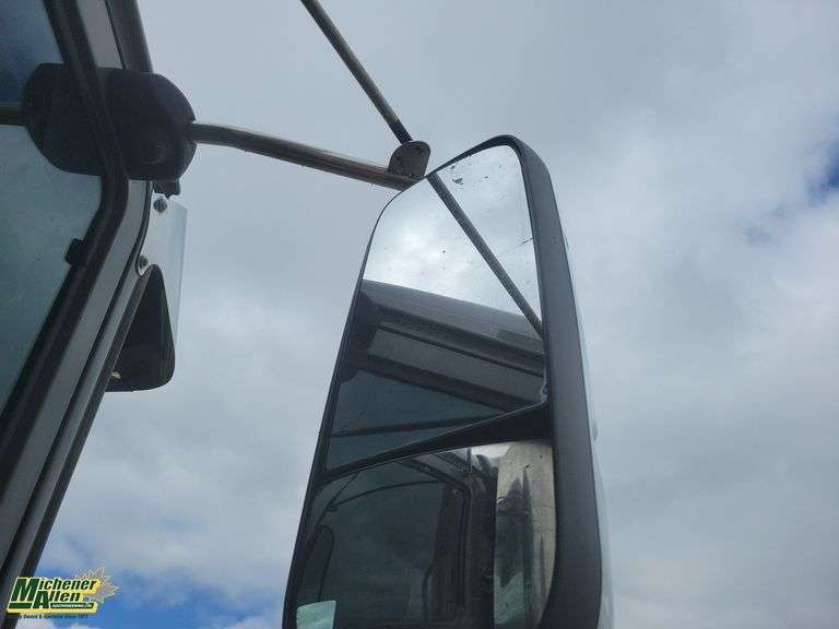 2013  Mack  Pinnacle  Tri  Wet Kit Sleeper Tractor