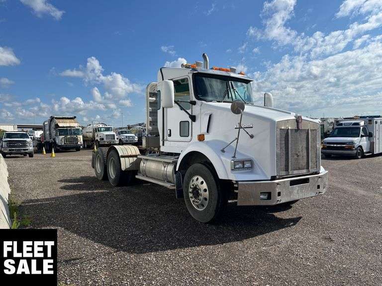 2006  Kenworth  T800  T/A  Wet Kit Day Cab Tractor
