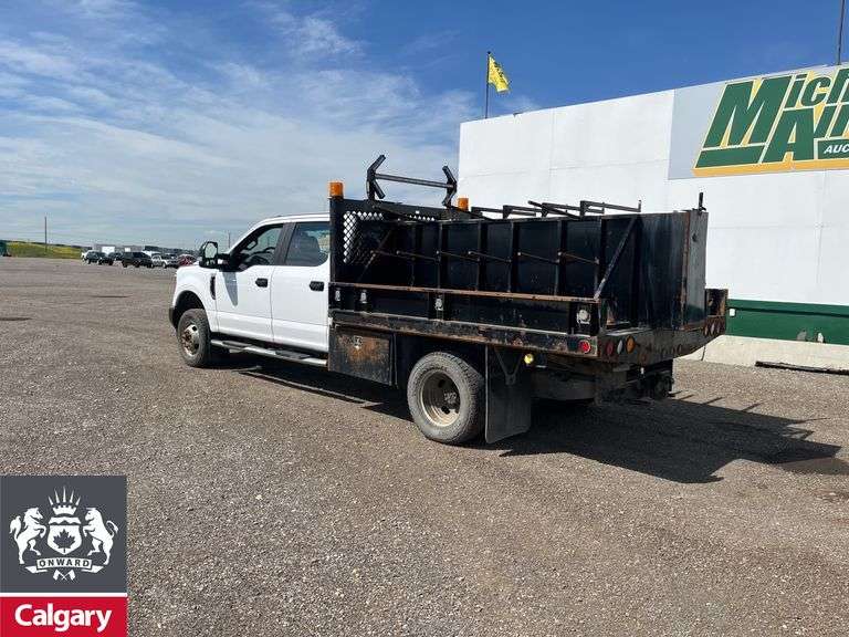 2017  Ford  F-350 Super Duty 4X4  S/A  Deck Truck