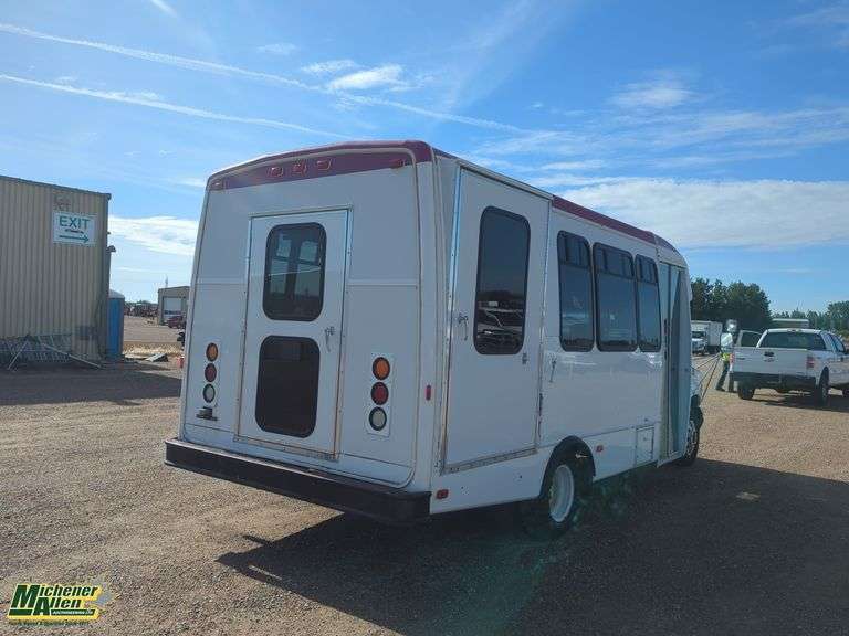 2005  Ford  E-Series E-350  S/A  10  Passenger  Bus