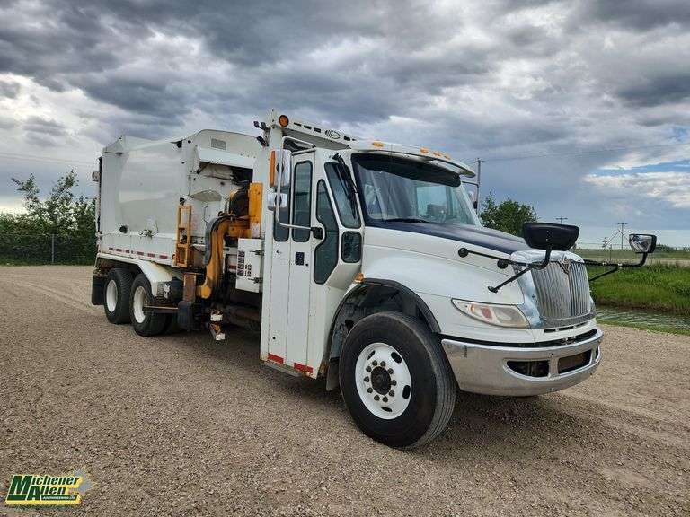 2017  International  WorkStar 7400  T/A  Refuse Truck