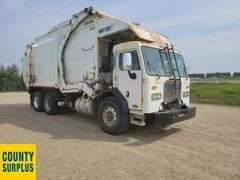 2016  Peterbilt  320  T/A  Refuse Truck