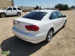 2013  Volkswagen  Passat  TDI SE 4dr Sedan 6A w/ Sunroof and Navigation