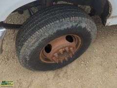 Non-Operable  1996  Ford  F-Super Duty  S/A  Deck Truck