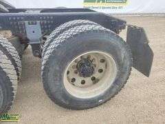 2013  Mack  Pinnacle  Tri  Wet Kit Sleeper Tractor