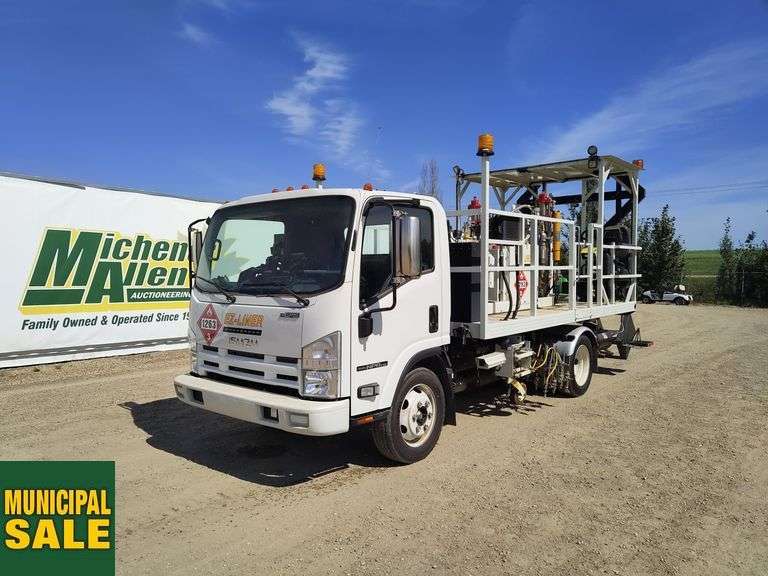 2012 Isuzu NPR S/A Line Painting Deck Truck