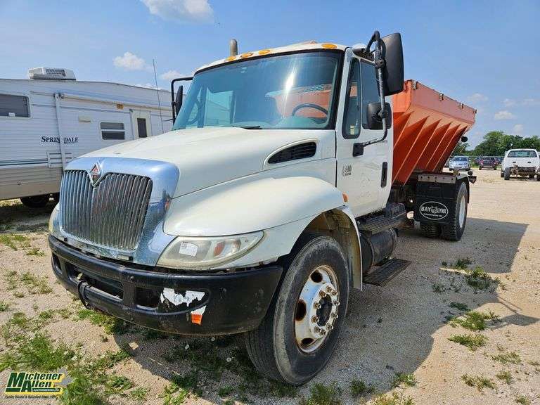 Non-Operable  2006  International  DuraStar 4400  S/A  Sanding Truck