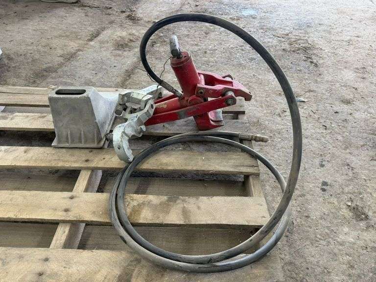 Hydraulic tire bead breaker