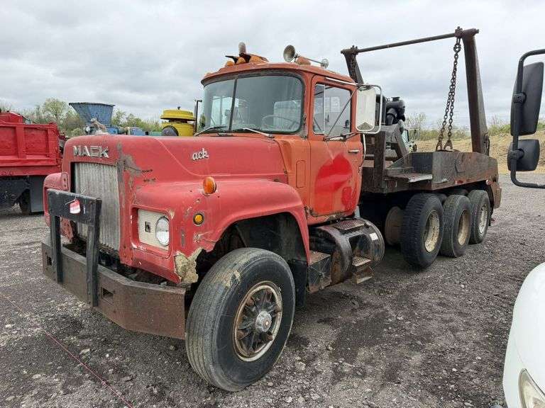 1984 MACK RD685S TRI AXLE CONTAINER TRUCK - Miedema Auctioneering
