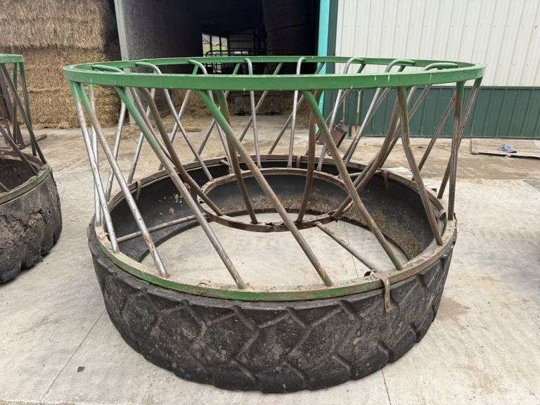 Hay feeder with rubber tire base