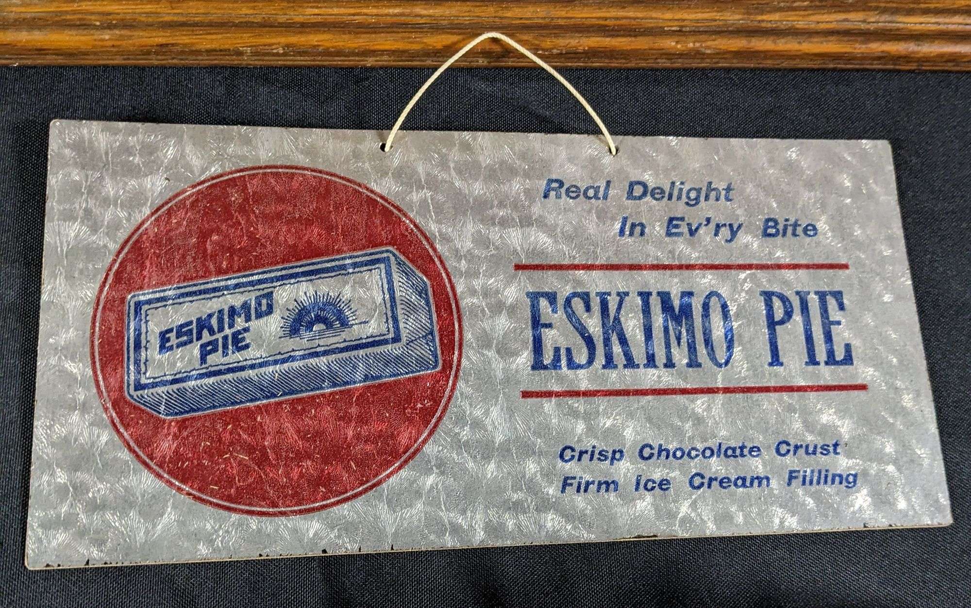 COLLECTION OF ESKIMO PIE SIGNS AND ADVERTISING - Millers Auction Co., image size:2000x1253