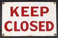 PORCELAIN SIGN KEEP CLOSED