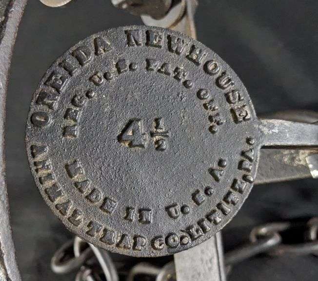 ONEIDA NEWHOUSE NO 4 1/2 WOLF TRAP CAST IRON RAISED LETTER PAN
