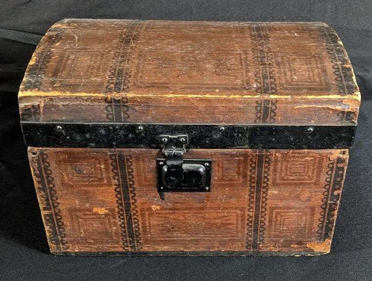 ODD SMALL SIZE (SALESMAN SAMPLE ?) TRUNK GEM CITY TRUNKS QUINCY ILLINOIS