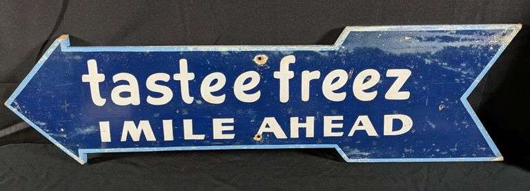 WOOD ARROW SIGN TASTEE FREEZ 1 MILE AHEAD