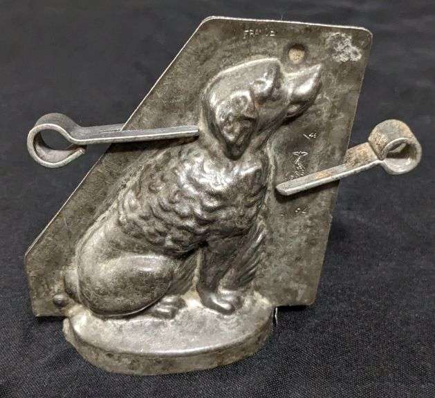 ANTIQUE CHOCOLATE MOLD SETTER DOG