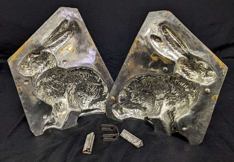 LARGE ANTIQUE CHOCOLATE MOLD EASTER BUNNY RABBIT