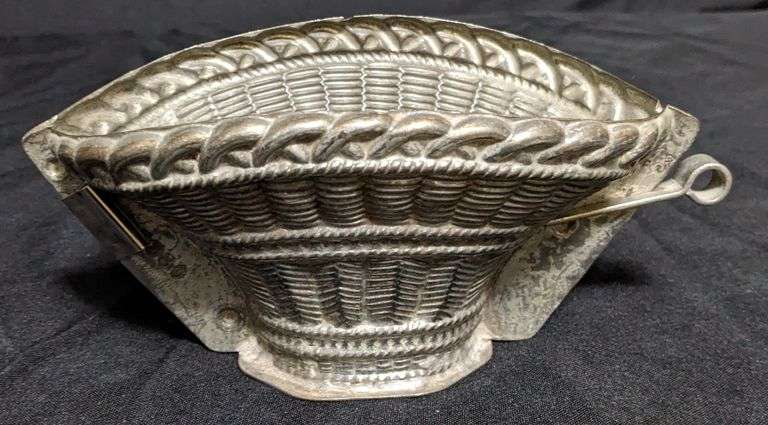 ANTIQUE CHOCOLATE MOLD WICKER BASKET ANTON REICHE DRESDEN