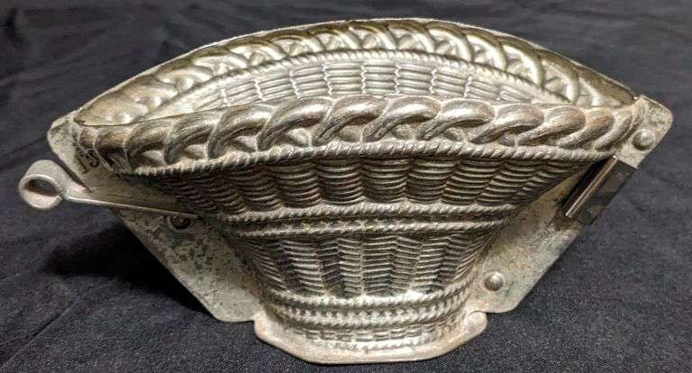 ANTIQUE CHOCOLATE MOLD WICKER BASKET ANTON REICHE DRESDEN