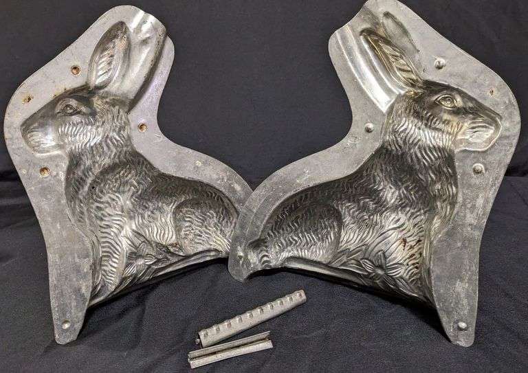 LARGE ANTIQUE CHOCOLATE MOLD EASTER BUNNY RABBIT