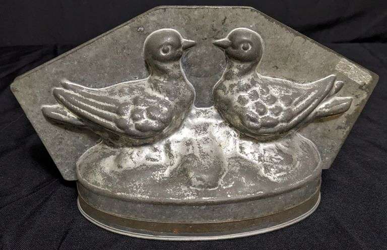 ANTIQUE CHOCOLATE MOLD 2 DOVES OR PIGEONS ON NEST