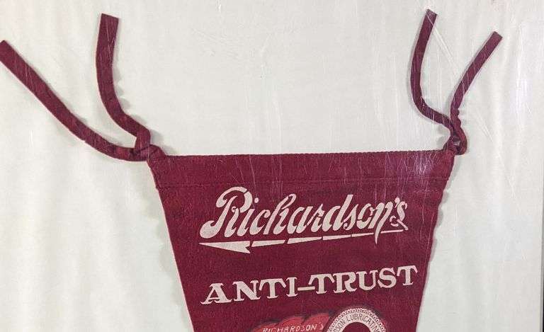RICHARDSON'S ANTI-TRUST OILS & GASOLINES QUINCY ILLINOIS FELT PENNANT SIGN