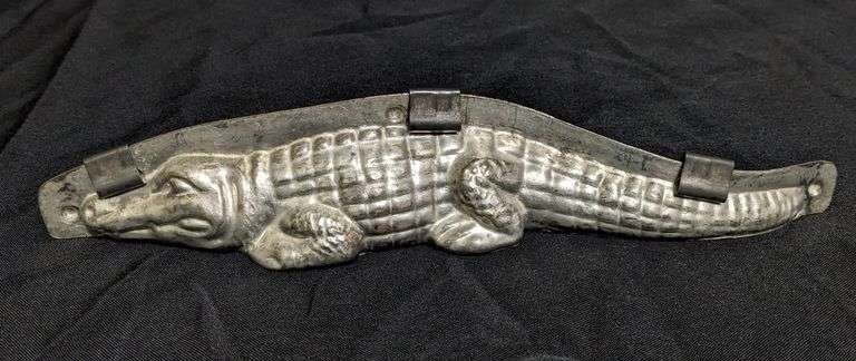 ANTIQUE CHOCOLATE MOLD ALLIGATOR LE TANG FILS