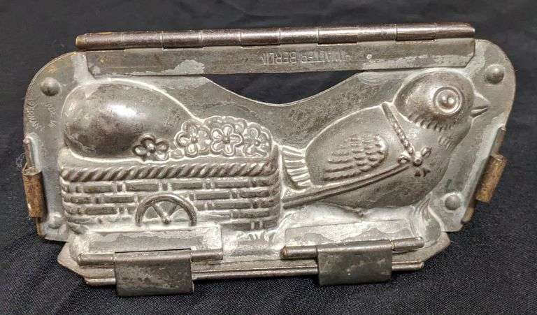 ANTIQUE CHOCOLATE MOLD EASTER CHICK PULLING EGG WAGON H WALTER BERLIN