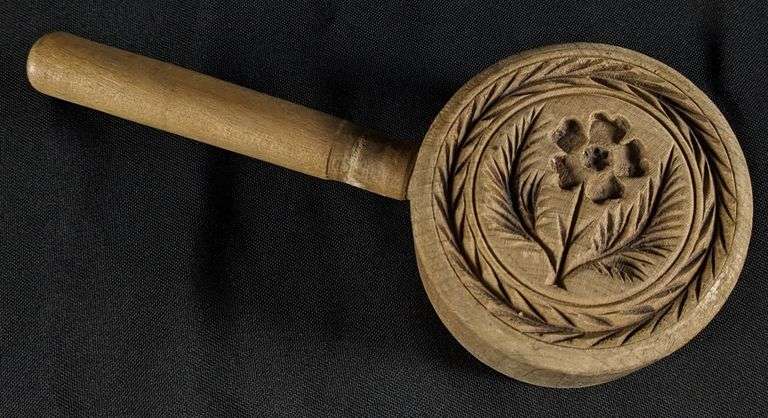 ANTIQUE PRIMITIVE CARVED WOOD BUTTER PRINT MOLD FLOWER DESIGN