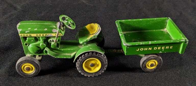 VUNTAGE 1/16 JOHN DEERE 110 GARDEN TRACTOR & UTILITY TRAILER