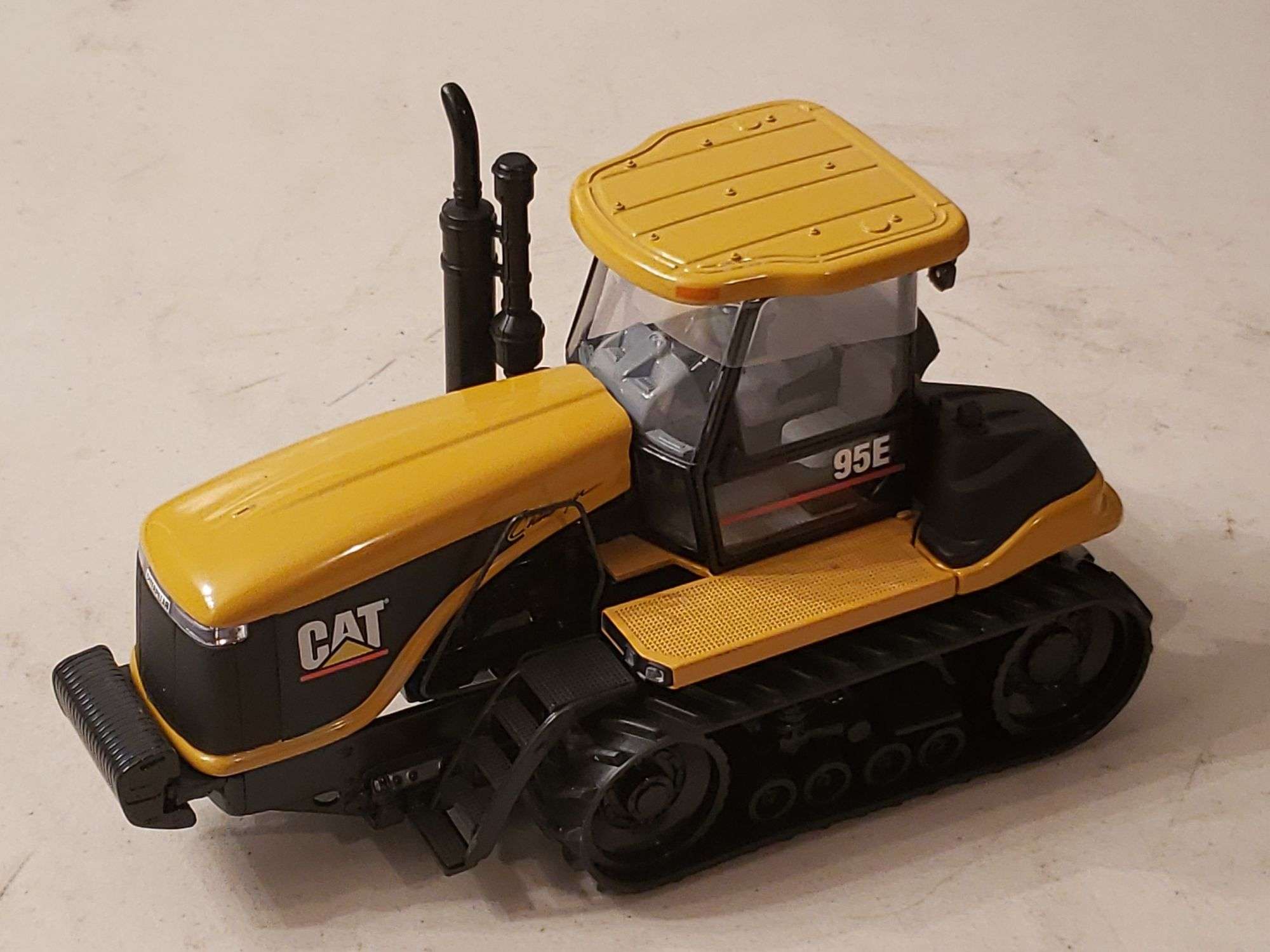 1:32 Cat Challenger 95E Agricultural Tractor - McLaughlin  display picture 1