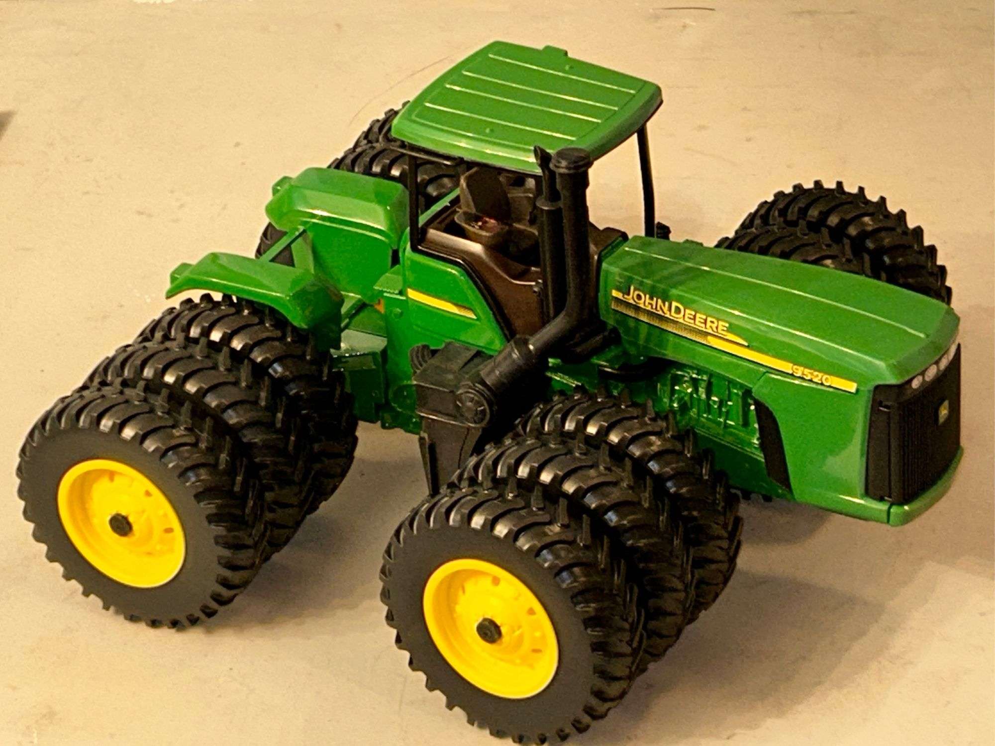 1:16 John Deere 9520 Articulating Tractor, Triples Front and