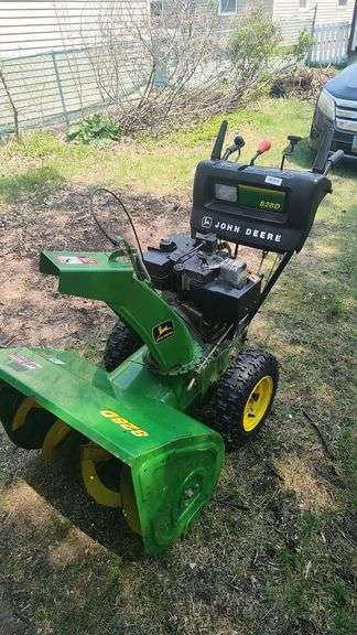 John Deere 828D Snowblower, 28" Clearing Width, 6 Forward/2 Reverse