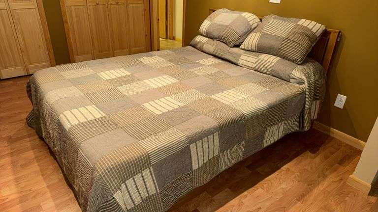 Queen Size Bed with Linen, Blankets