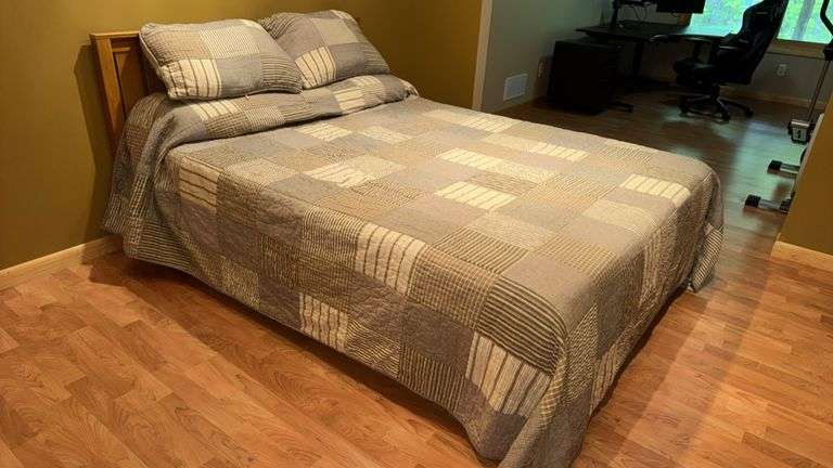 Queen Size Bed with Linen, Blankets
