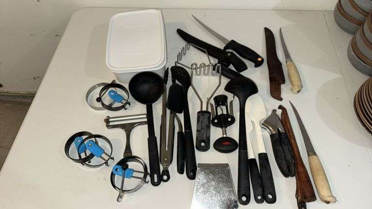 Versatile Kitchen Utensils and Knives Set, Approximately 18 Pieces