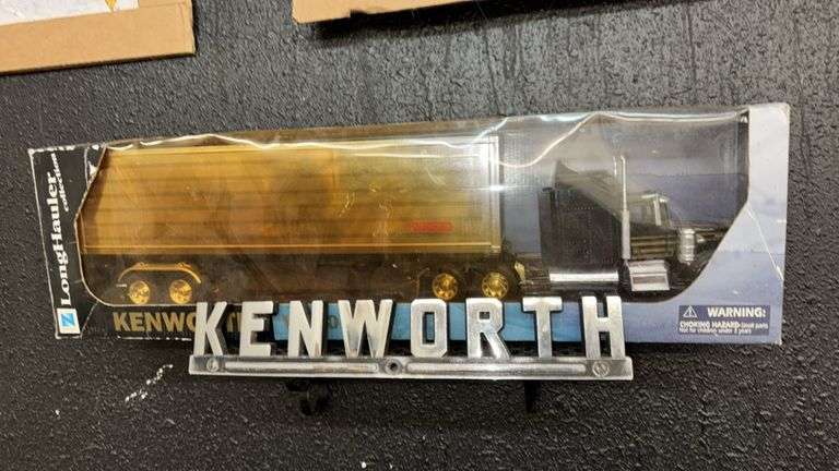 Kenworth W900 Diecast Model Truck 1:32 Scale by NewRay LongHauler and Kenworth Shelf