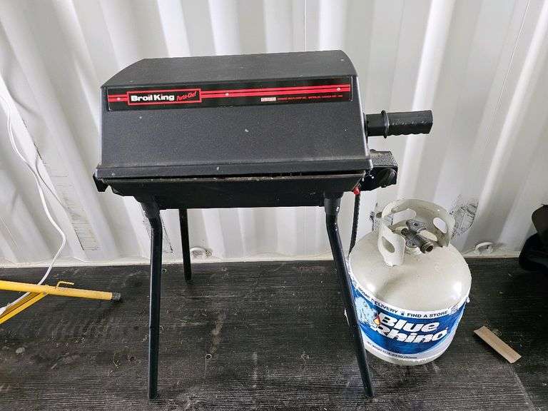 Broil King Porta-Chef Propane Grill, 20,000 BTU, Serial T-099520
