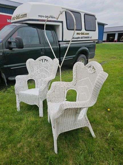 Wicker Lawn Chairs with Heart-Shaped Metal Arch, White, 28"x22"x41"