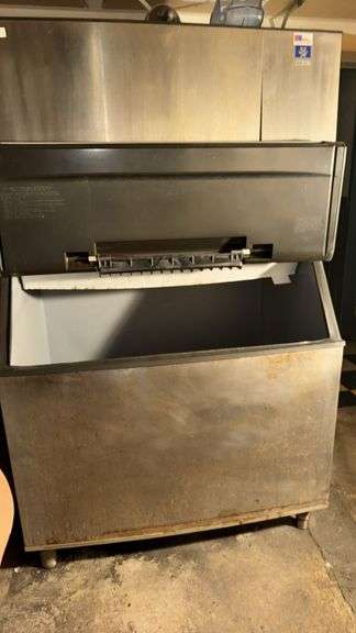Manitowoc B970 Ice Maker and Storage Bin, 710 lbs Storage, 48"x33"x77.5"