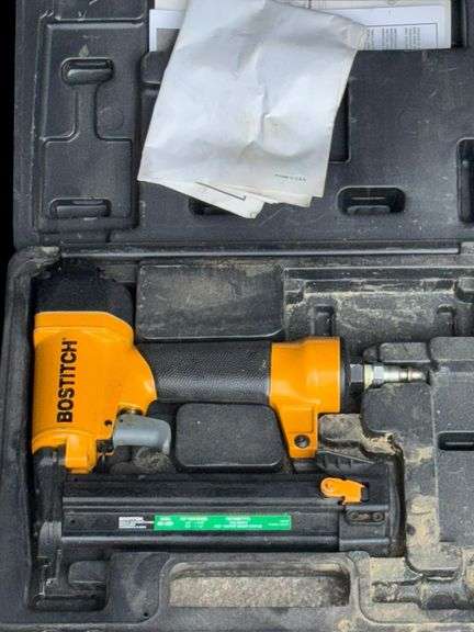 Bostitch SB-2IN1 Pneumatic Nailer, Fastener Range 5/8" to 1 5/8", Case