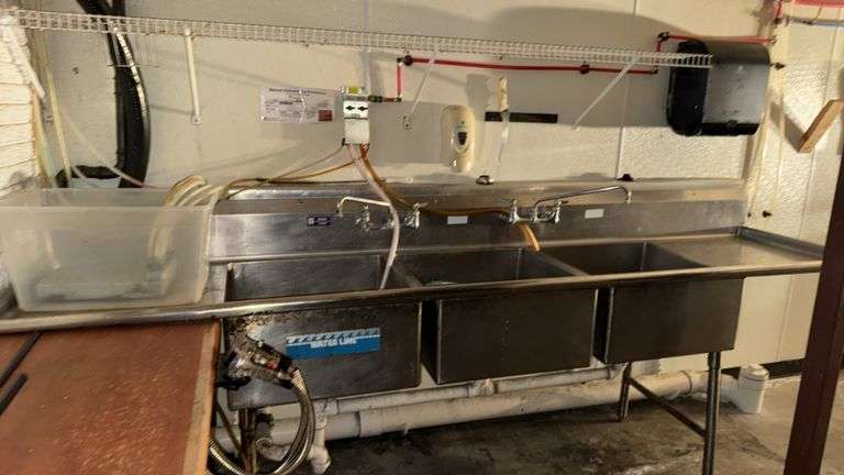 3 Compartment Stainless Steel Commercial Sink, 10' x 29" x 47.9", Drainboard