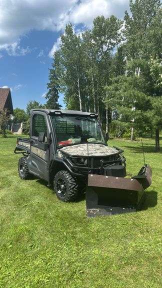2018 John Deere Gator XUV835M UTV, 812cc, 4WD, 2018, Plow Attached
