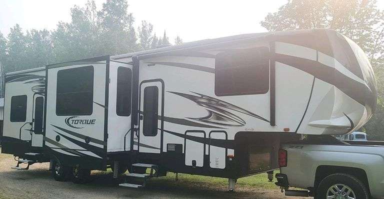 2017 Heartland Torque Fifth Wheel Trailer, 3 Slide-Outs, 17,000 GVWR, VIN: 55FCG392XJE355578