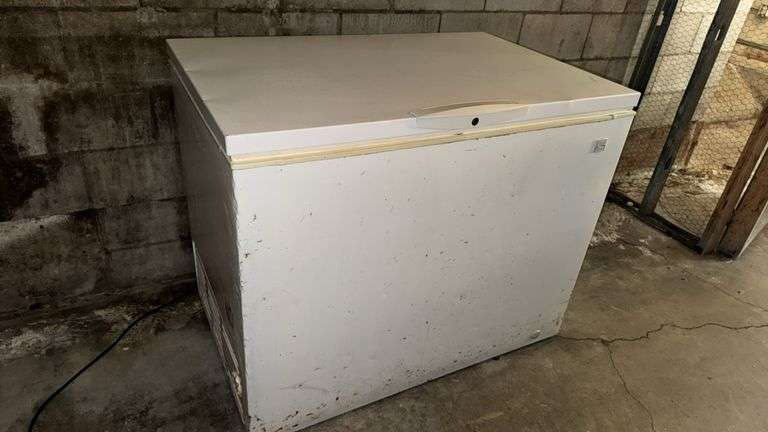 GE Chest Freezer, 15 cu ft, 43x27.5x35 in, White, Manual Defrost