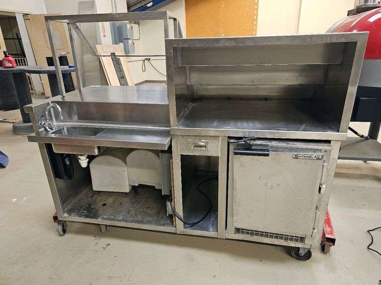 Beverage-Air UCR20 Commercial Beverage Station with Fridge