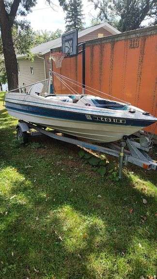 1988 Bayliner Capri 16' Motorboat with Johnson Engine 60 hp Motor and Trailer