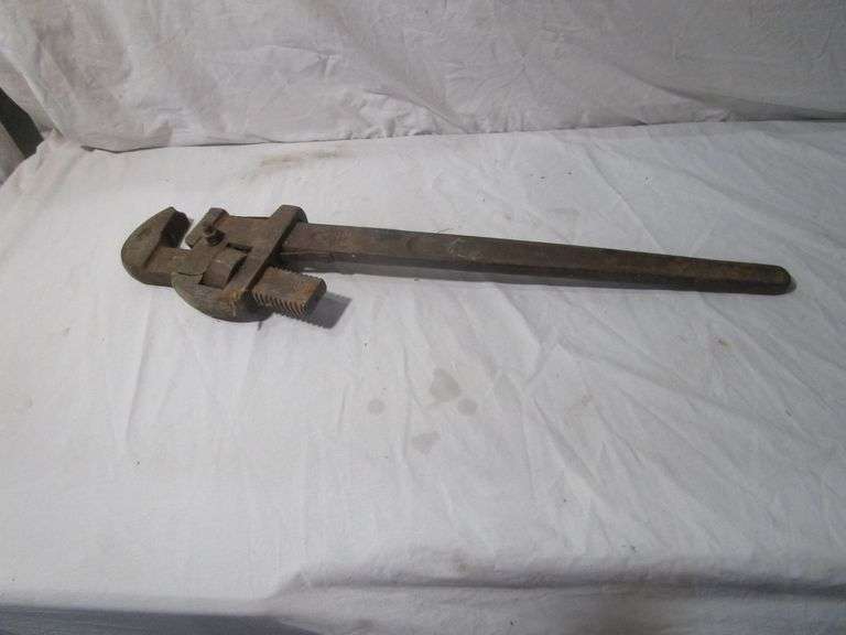 PIPE WRENCH