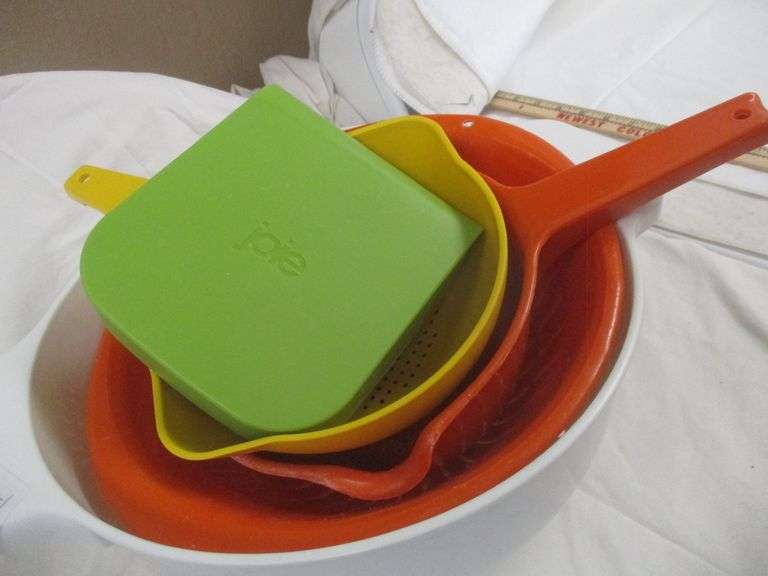 TUPPERWARE