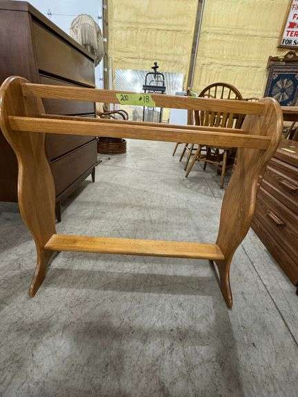 200 - 18 oak quilt rack